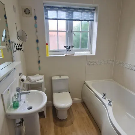 Seaside Cottage, The Bay, 2 Bedrooms, Patio, Parking Nearby, 2 Dogs Welcome *
