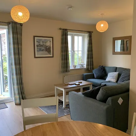 Seaside Cottage, The Bay, 2 Bedrooms, Patio, Parking Nearby, 2 Dogs Welcome 펜션 *