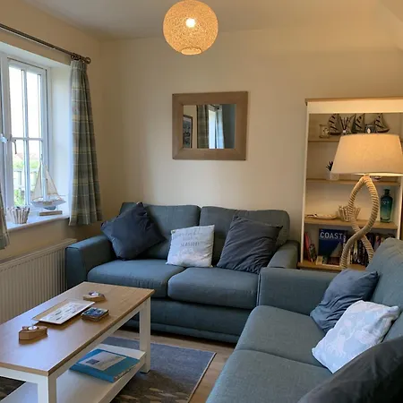Seaside Cottage, The Bay, 2 Bedrooms, Patio, Parking Nearby, 2 Dogs Welcome Filey