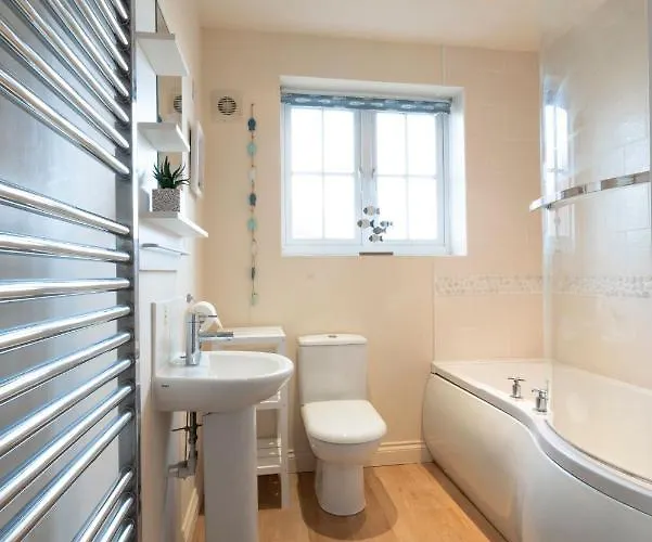 Seaside Cottage, The Bay, 2 Bedrooms, Patio, Parking Nearby, 2 Dogs Welcome Hébergement de vacances *