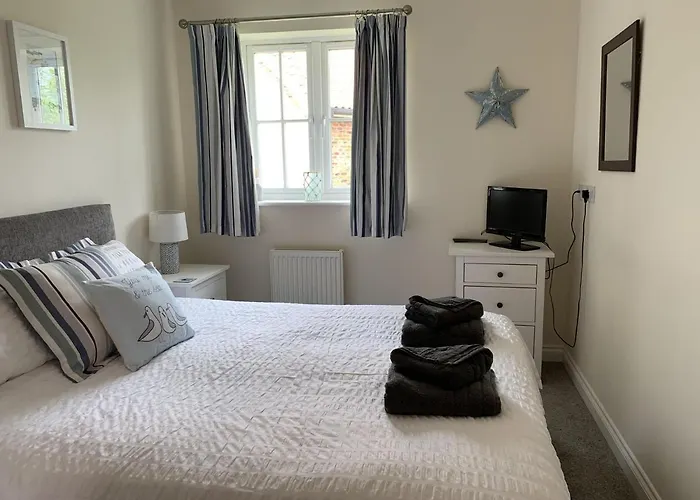 Seaside Cottage, The Bay, 2 Bedrooms, Patio, Parking Nearby, 2 Dogs Welcome