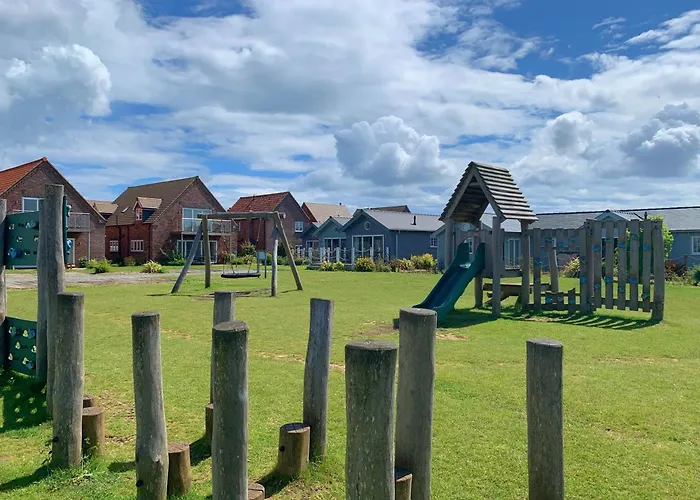 Seaside Cottage, The Bay, 2 Bedrooms, Patio, Parking Nearby, 2 Dogs Welcome *