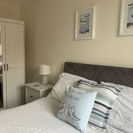 Seaside Cottage, The Bay, 2 Bedrooms, Patio, Parking Nearby, 2 Dogs Welcome بيت للعطل
