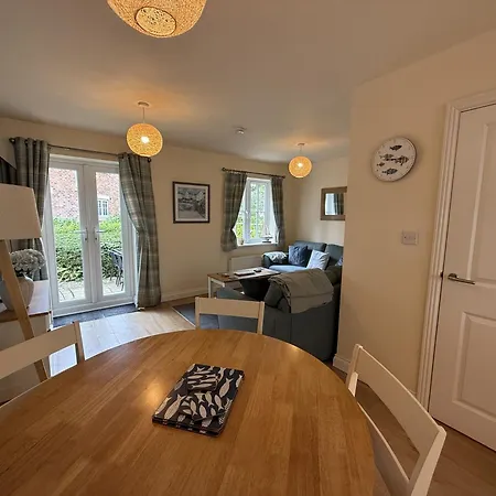 Seaside Cottage, The Bay, 2 Bedrooms, Patio, Parking Nearby, 2 Dogs Welcome *