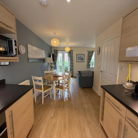 Seaside Cottage, The Bay, 2 Bedrooms, Patio, Parking Nearby, 2 Dogs Welcome * Filey