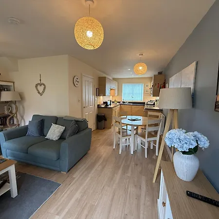 Holiday home Seaside Cottage, The Bay, 2 Bedrooms, Patio, Parking Nearby, 2 Dogs Welcome