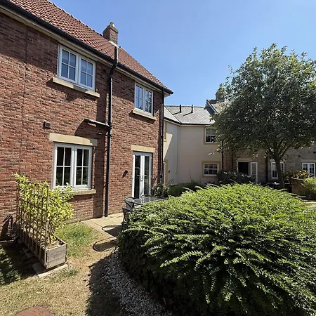 Holiday home Seaside Cottage, The Bay, 2 Bedrooms, Patio, Parking Nearby, 2 Dogs Welcome Filey