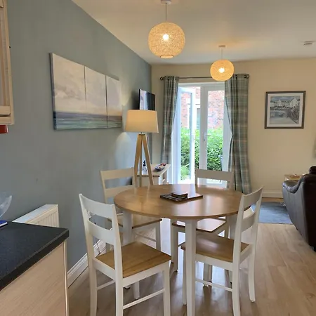 別荘 Seaside Cottage, The Bay, 2 Bedrooms, Patio, Parking Nearby, 2 Dogs Welcome
