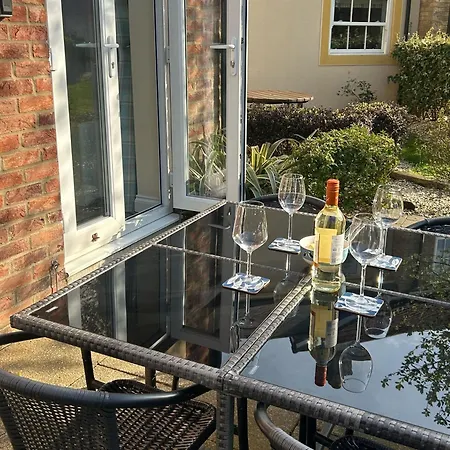 別荘 Seaside Cottage, The Bay, 2 Bedrooms, Patio, Parking Nearby, 2 Dogs Welcome